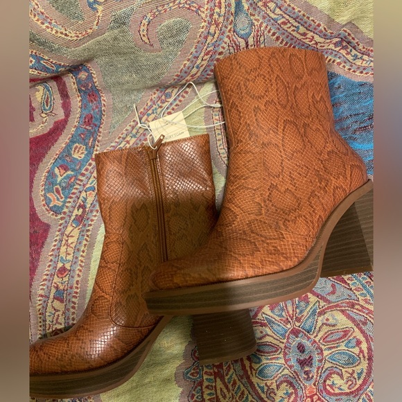 Universal Thread Boots - Picture 7 of 13